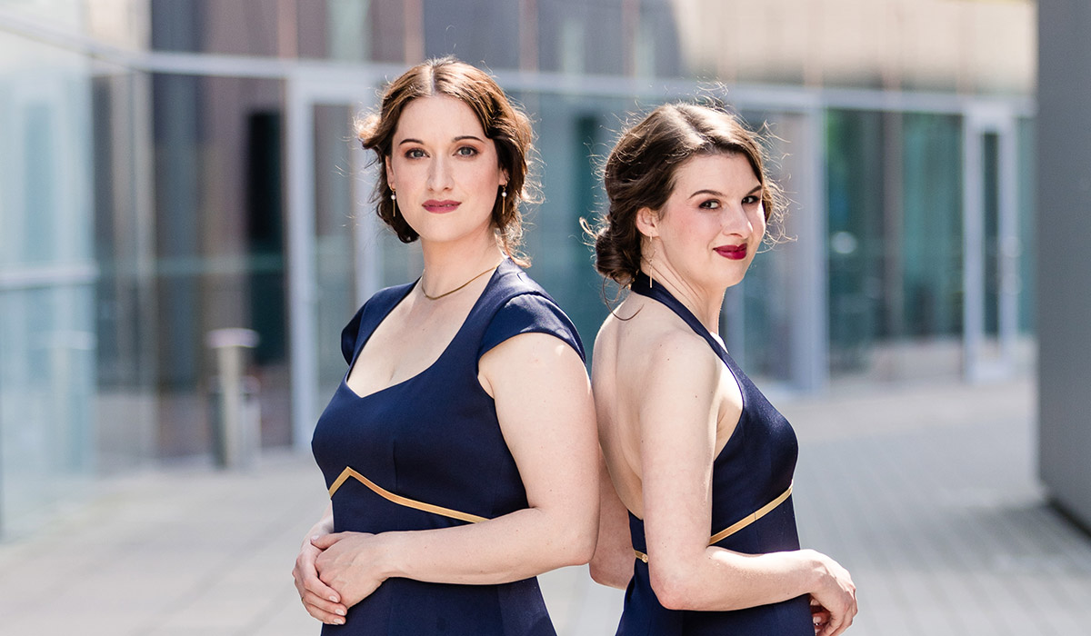 Calmus Ensemble in dunkelblauer Bühnenkleidung von Marillon Couture, Gürtel und Kleider der Damen