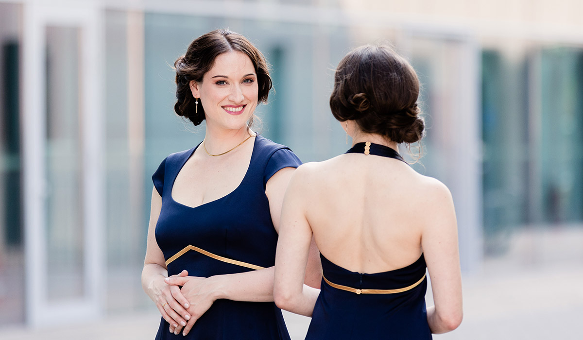 Calmus Ensemble in dunkelblauer Bühnenkleidung von Marillon Couture, Nahaufnahme der goldfarbenen Gürtel