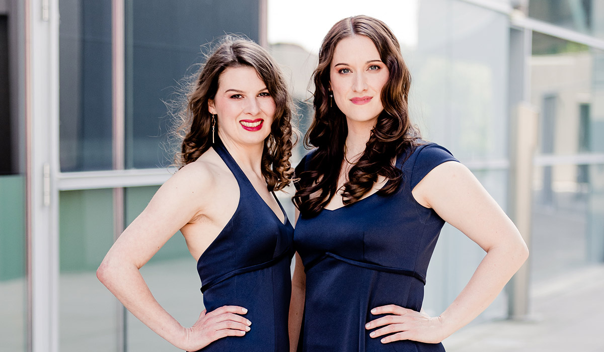 Calmus Ensemble in dunkelblauer Bühnenkleidung von Marillon Couture, Nahaufnahme der Damen