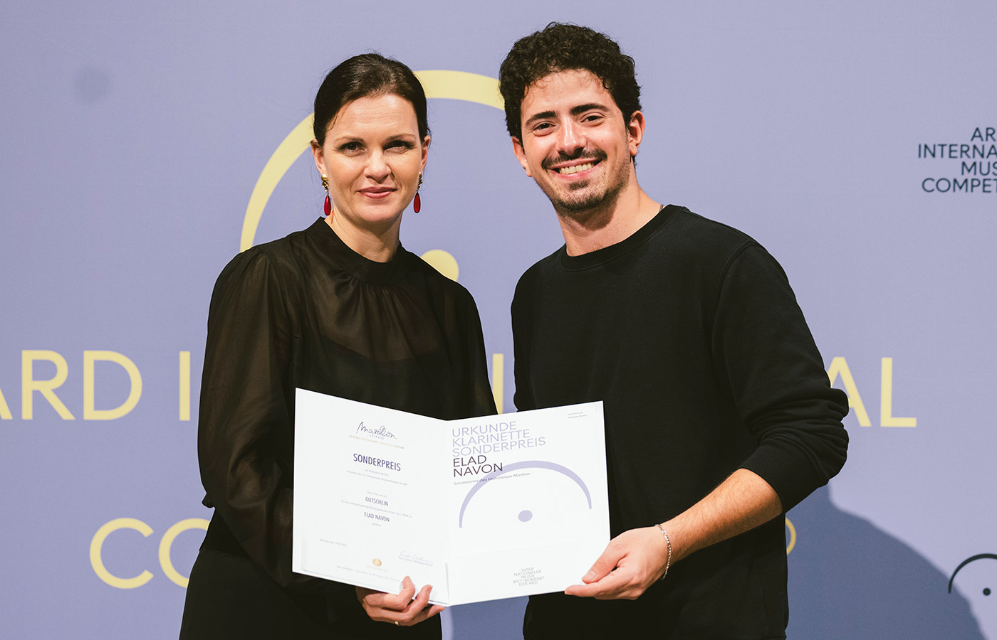 Maxi Lasheras und Klarinettist Elad Navon bei der Übergabe des Marillon-Couture-Sonderpreises 2025