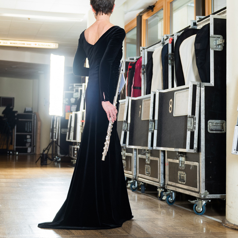Nahaufnahme der dezenten Schleppe eines maßangefertigten Konzertkleids von Marillon Couture
