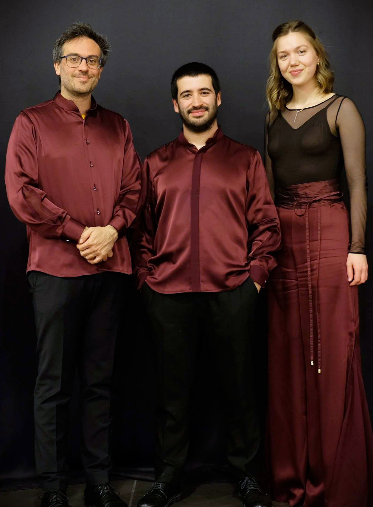 Rote Konzertkleidung für das Trio Orelon