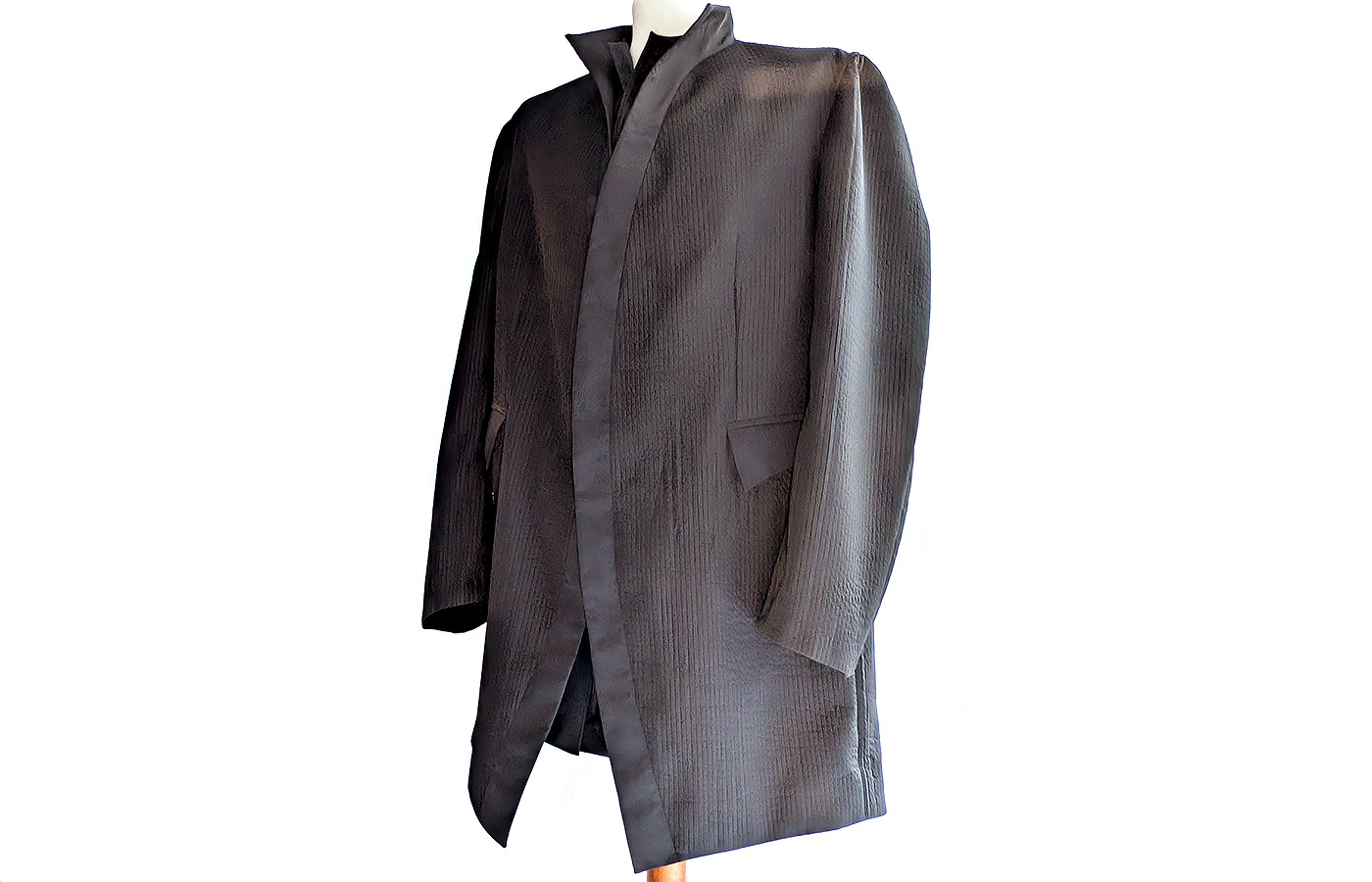Maßgefertigter schwarzer Bühnenanzug für einen Dirigenten von Marillon Couture, Nahaufnahme der Jacke