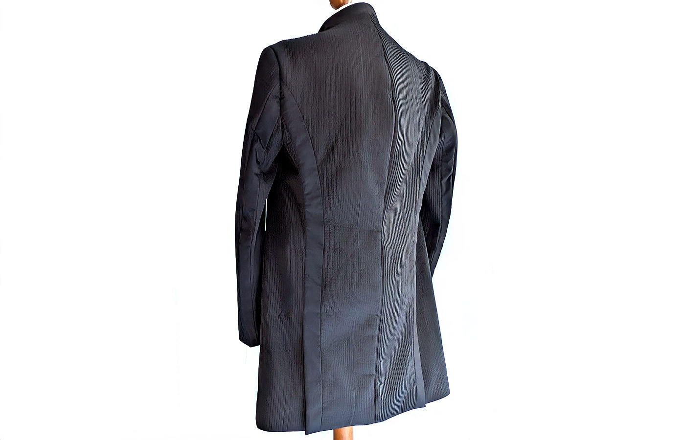 Maßgefertigter schwarzer Bühnenanzug für einen Dirigenten von Marillon Couture, Jacke von hinten