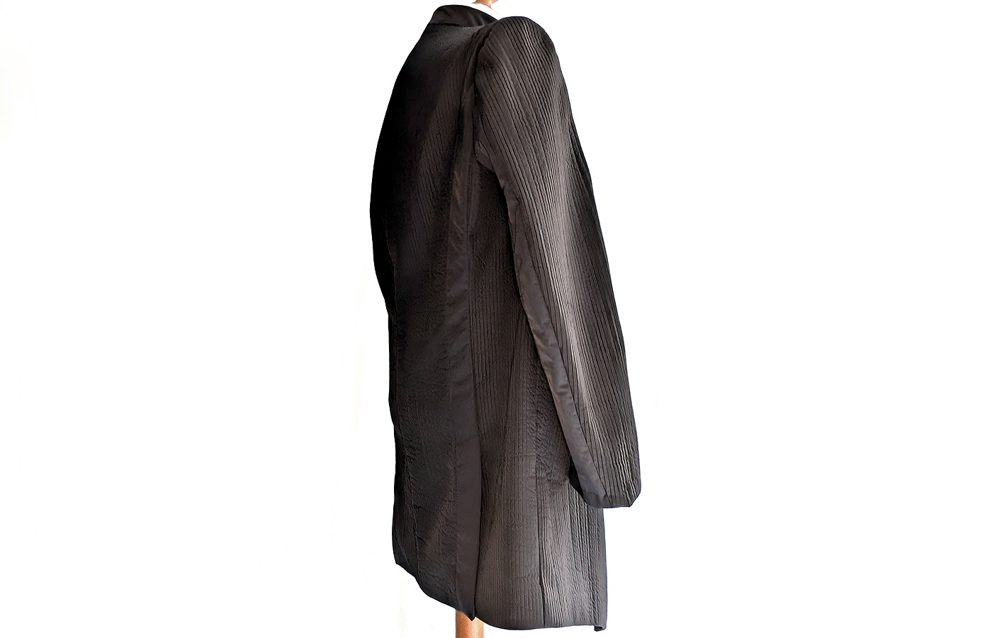 Maßgefertigter schwarzer Bühnenanzug für einen Dirigenten von Marillon Couture, Jacke von der Seite