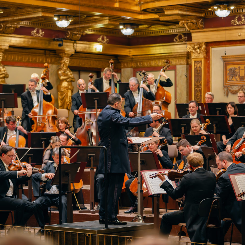Maßgefertigter blauer Bühnenanzug für Andris Nelsons